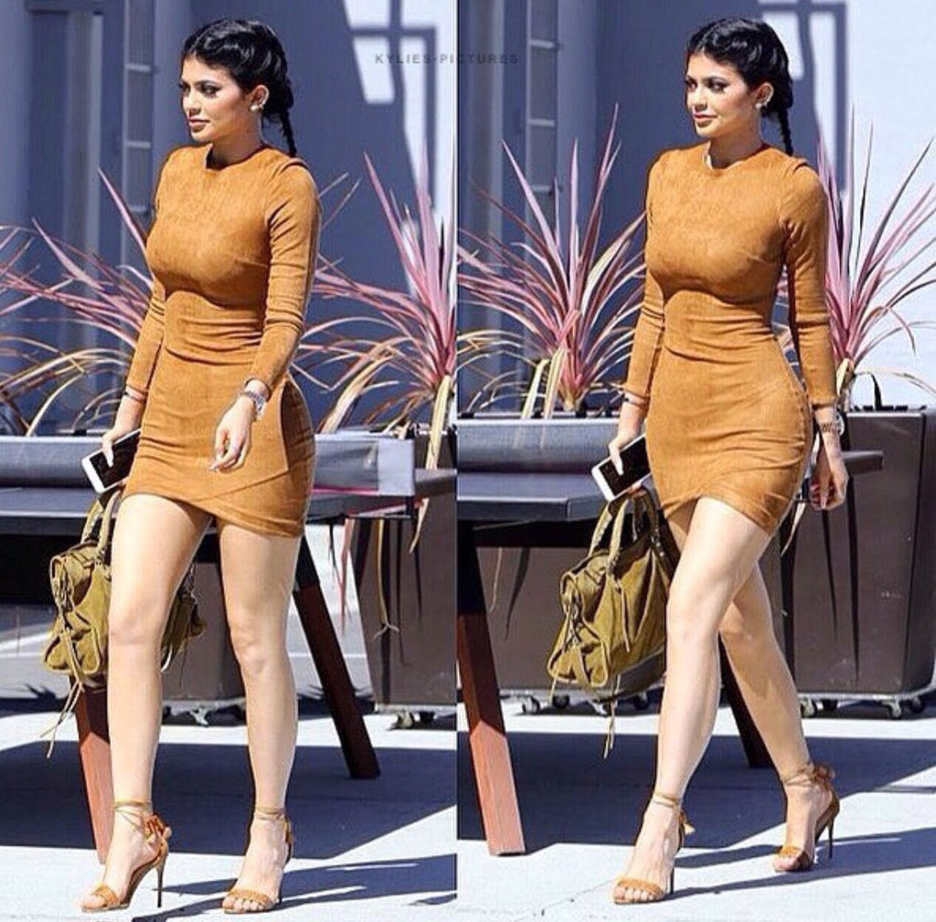 Design long-sleeved high-necked dress