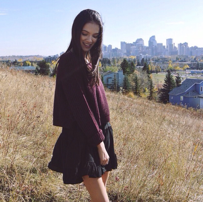 Design round neck long-sleeved knit sweater