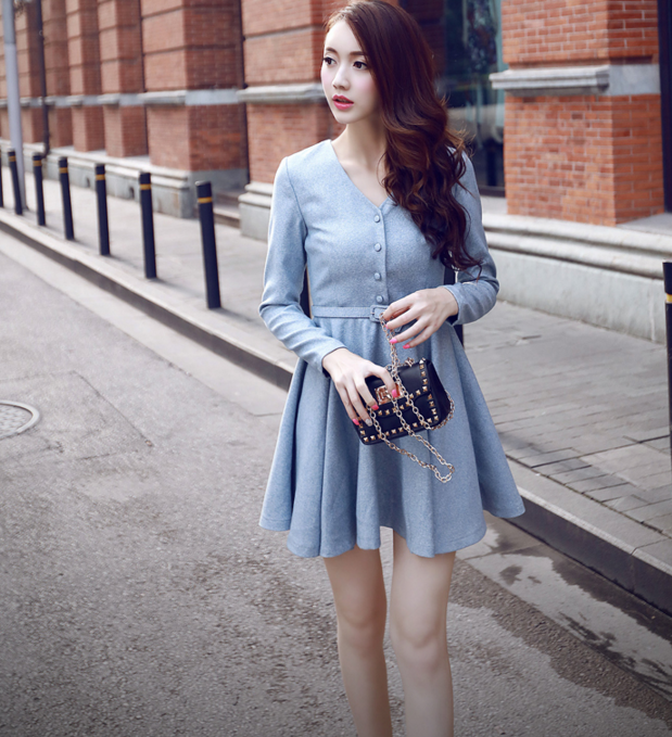 Solid color v-neck long-sleeved dress