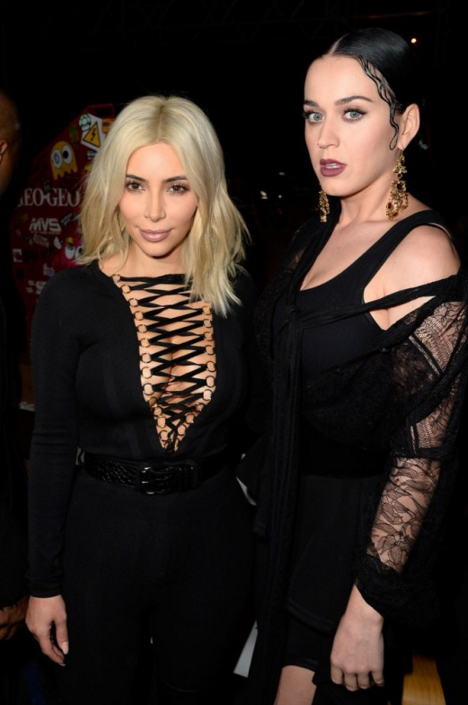 Solid color long-sleeved V-neck shirt